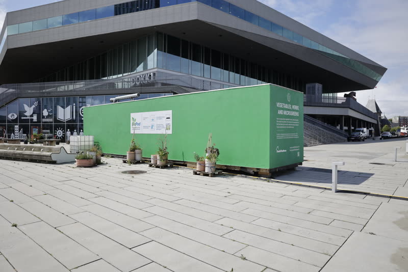 Containeren på Hack Kampmanns Plads foran DOKK1.